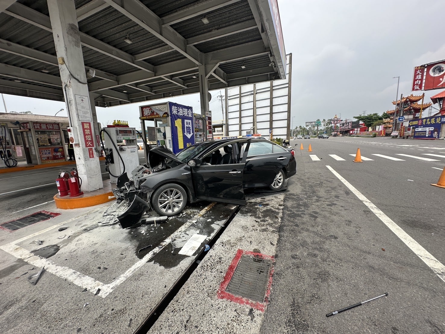 自小客車不慎自撞加油站　中埔警呼籲身體不適精神不濟切勿駕駛　以維行車安全
