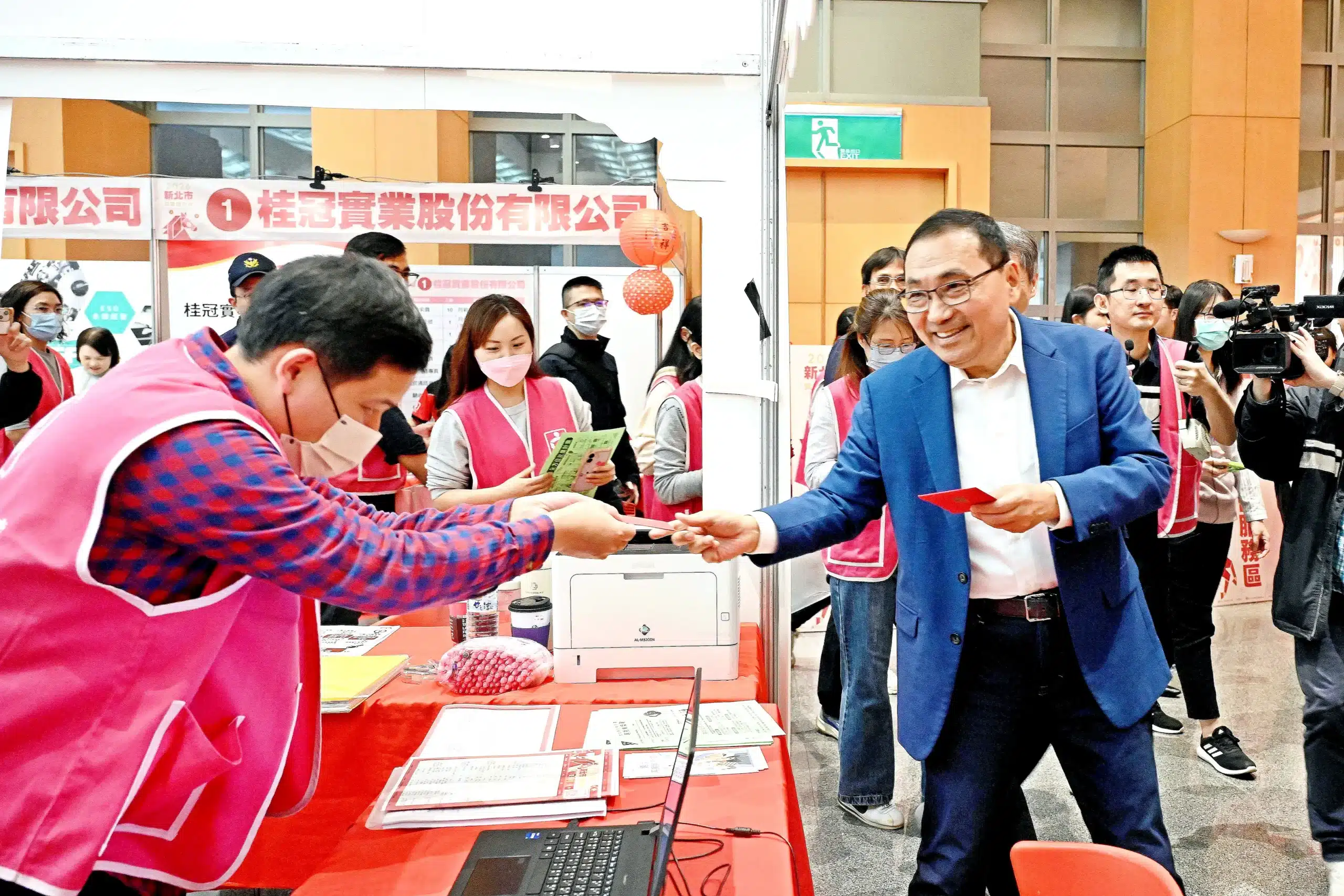不畏元宵細雨　新春就博會湧千人　侯友宜祝福民眾馬力全開　求職順利