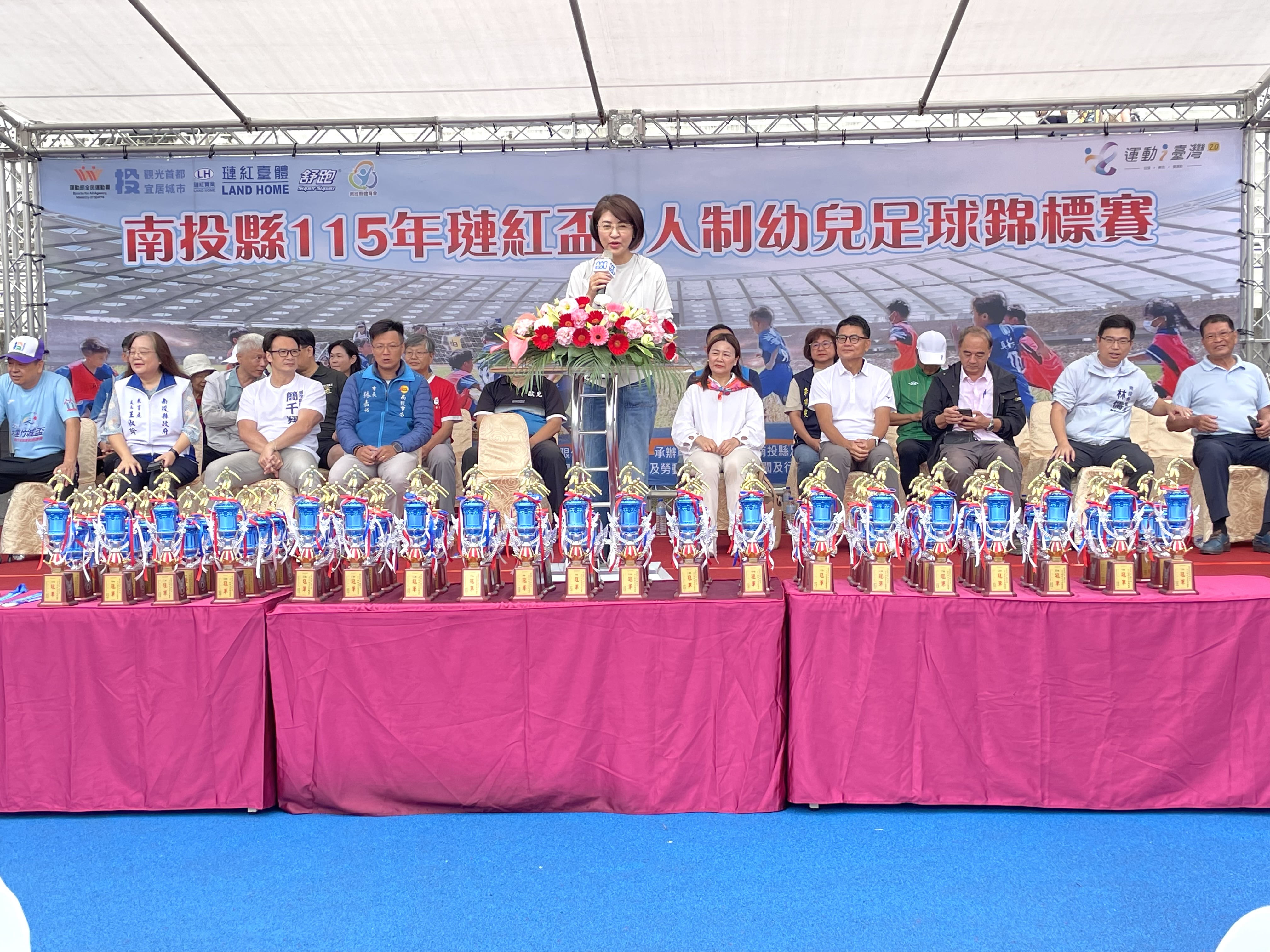 南投璉紅盃足球賽登場  78隊小選手歡喜領取人生第一面姓名獎牌