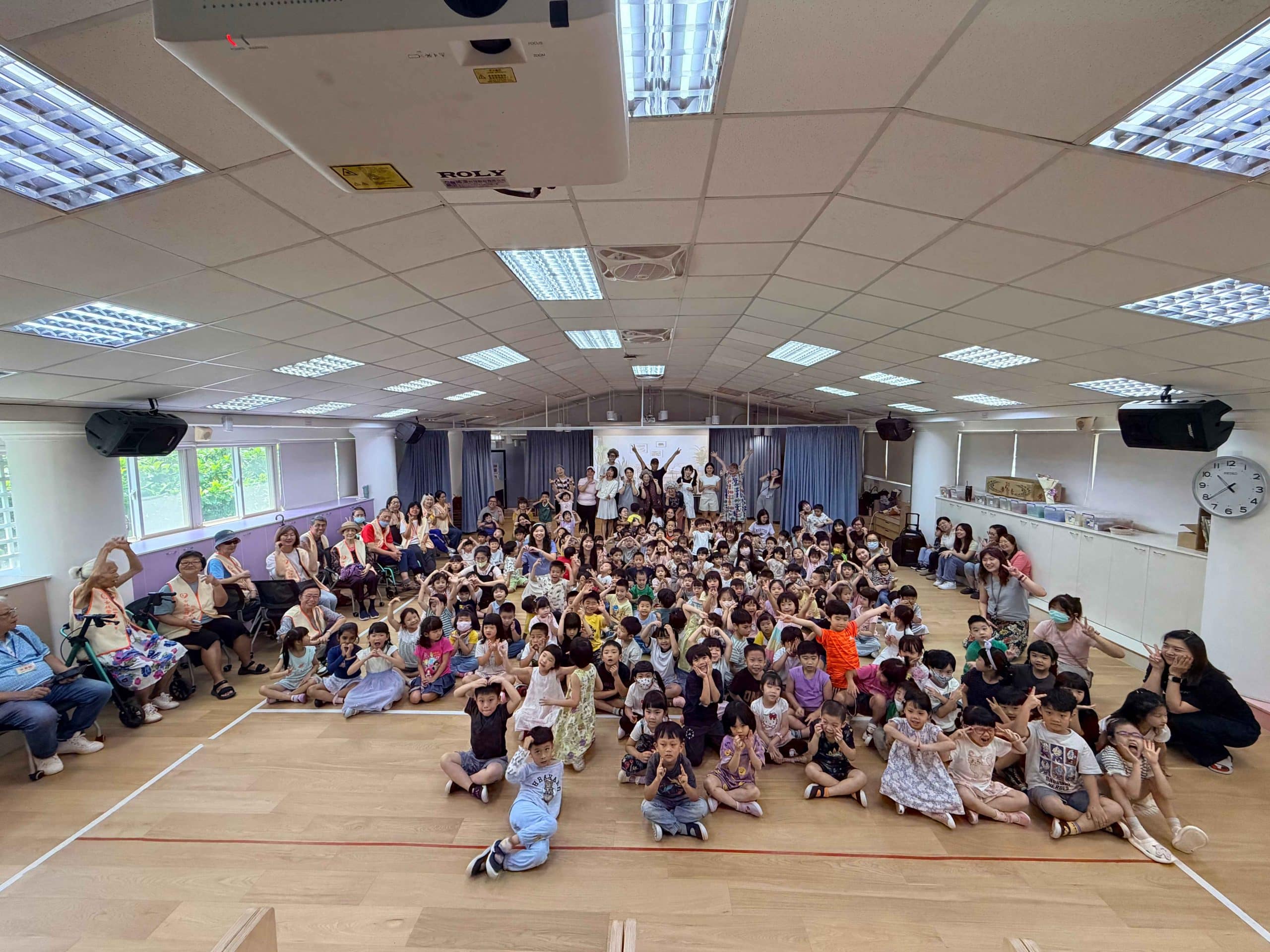 育航幼兒園家長深情演出《威威找記憶》 孩子用歌舞溫暖社區長輩的心 育航幼兒園家長深情演出《威威找記憶》 孩子用歌舞溫暖社區長輩的心