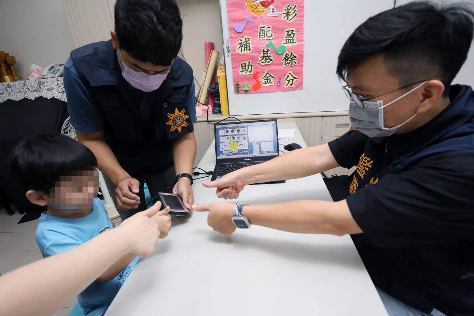 警察大哥哥牽小手　嘉市為50名早療童建檔守護回家路