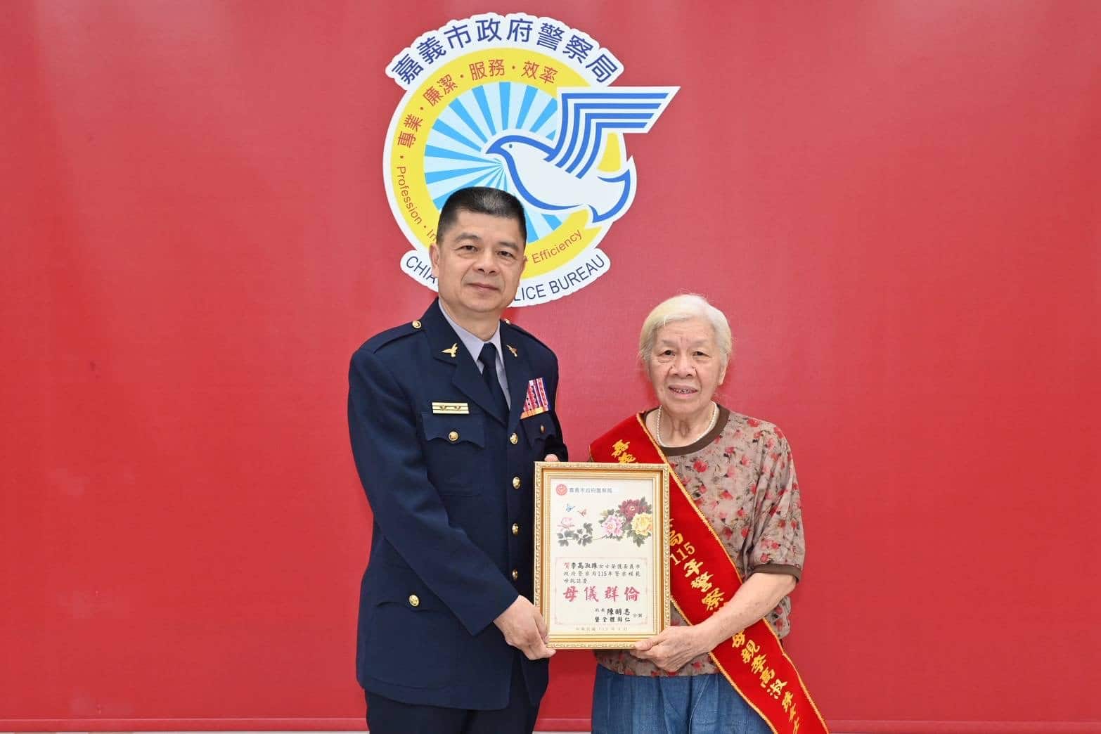 母愛守護治安！李高淑珠拉拔3子　長子、長孫都從警　獲警察模範母親表揚