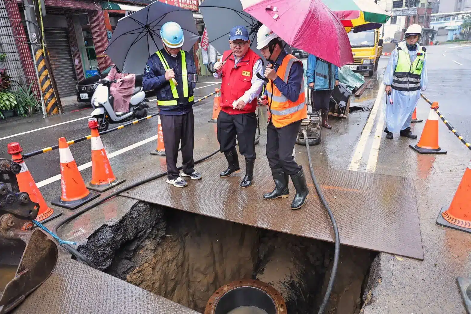 基隆八堵路停水搶修　方定安現場督導管線汰換　要求台水需檢討應變策略