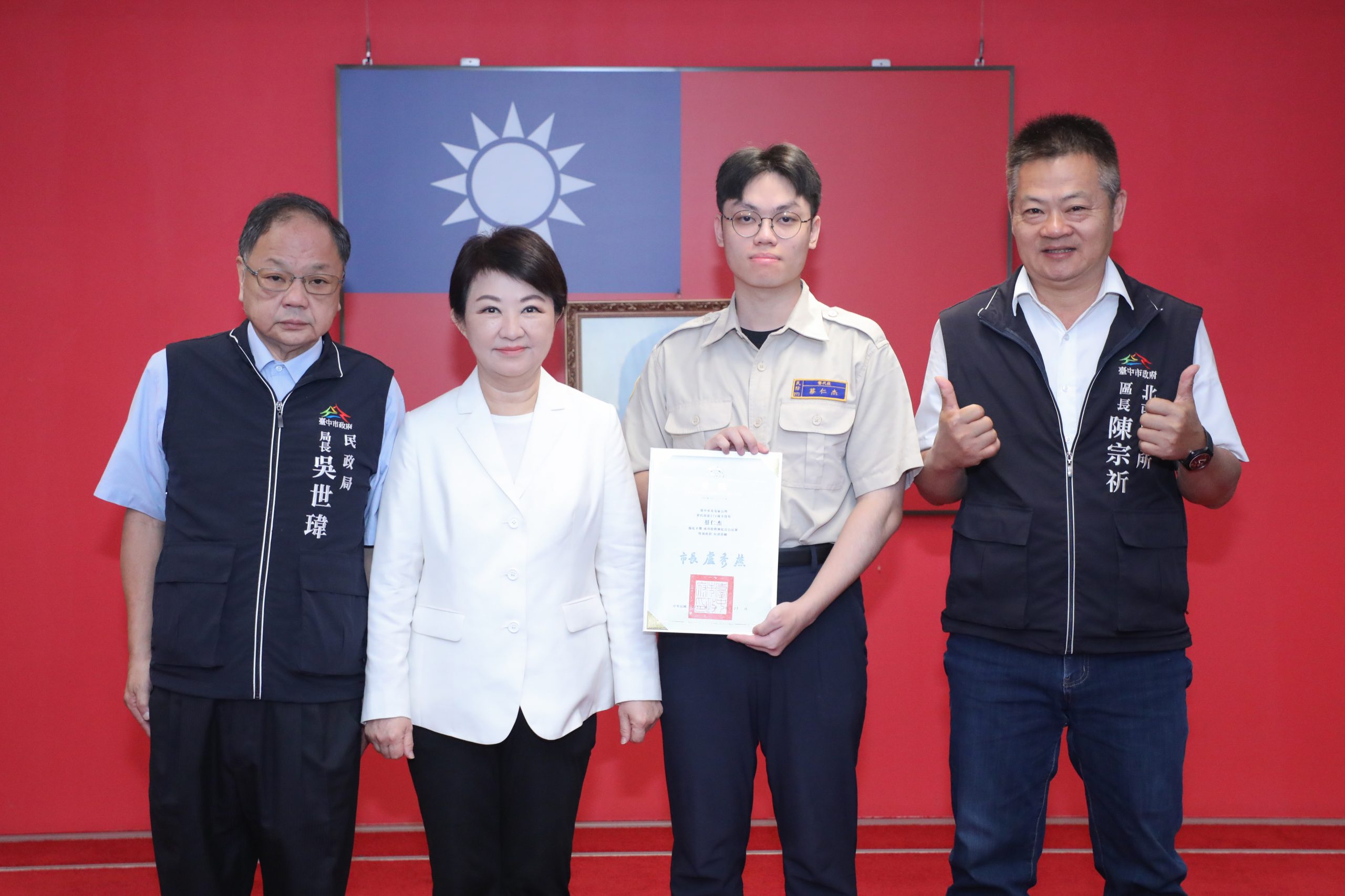 黃金救援搶回一命!中市替代役男CPR+AED救人 盧市長親頒獎狀讚「救命英雄」守護市民 黃金救援搶回一命!中市替代役男CPR+AED救人 盧市長親頒獎狀讚「救命英雄」守護市民