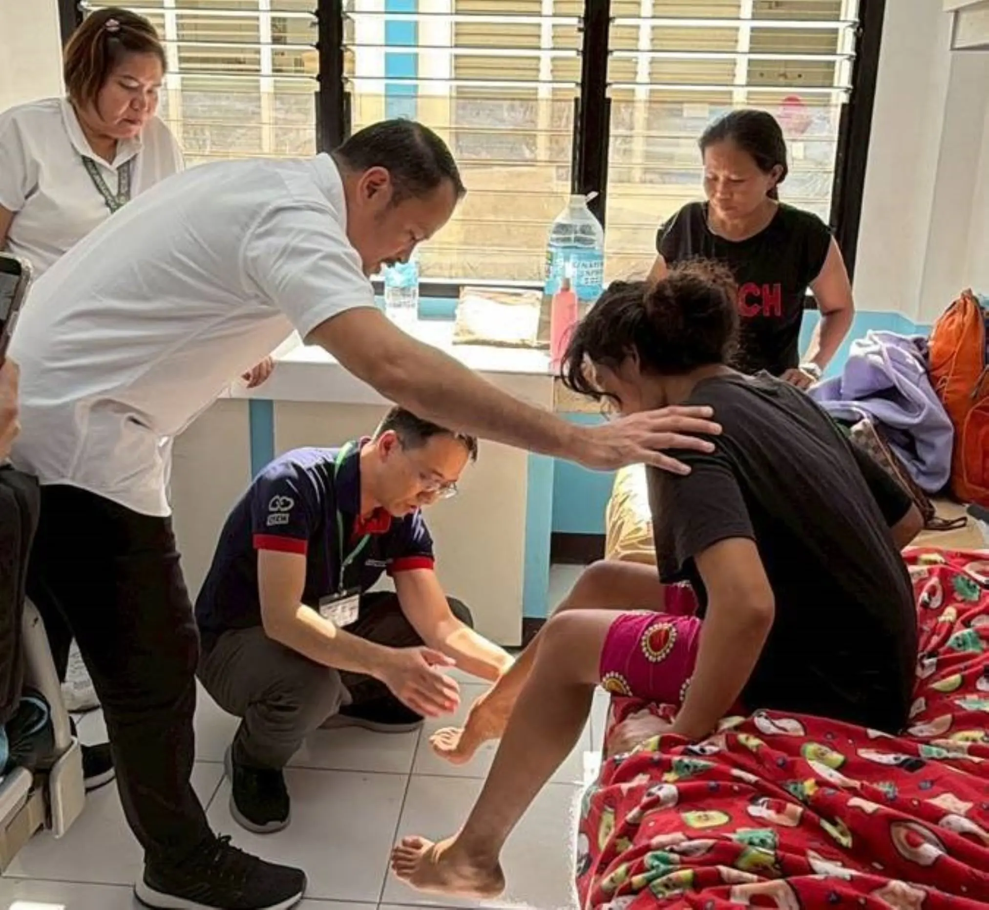 嘉基醫療團隊前進菲律賓偏鄉　兩天義診700人、為畸形足少女帶來新生