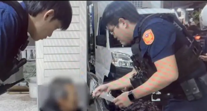 曾男毒駕逆向撞路邊貨車四輪朝天,被警方逮捕法辦。翻攝畫面