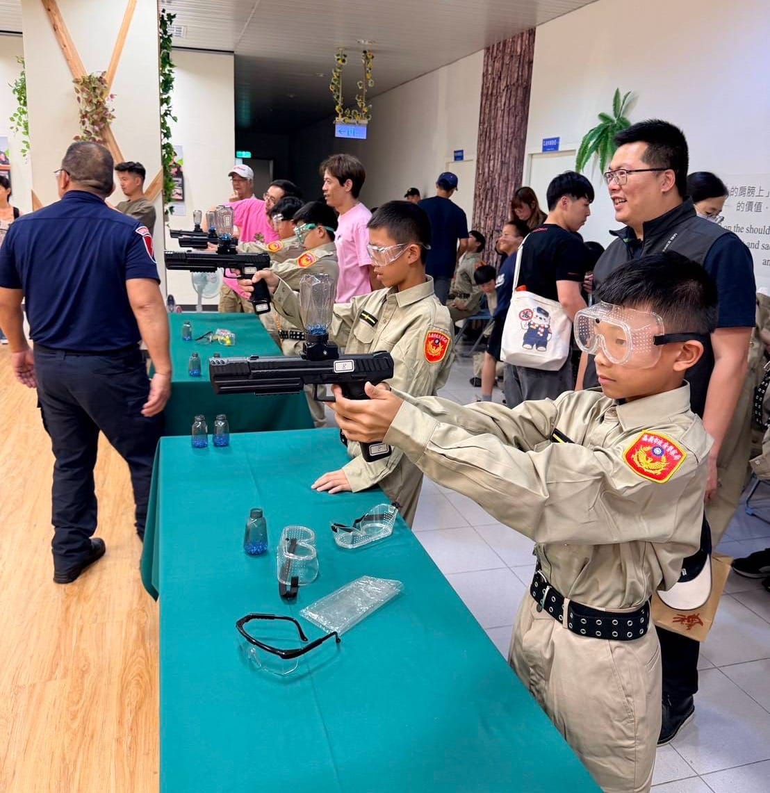 敦化少棒隊參訪嘉義市警局　寓教於樂深化防暴打詐觀念