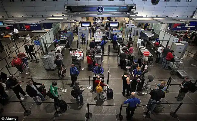 不用翻證件！美國TSA「刷臉」安檢擴大50機場 數位轉型加速，隱私保衛戰同步升溫