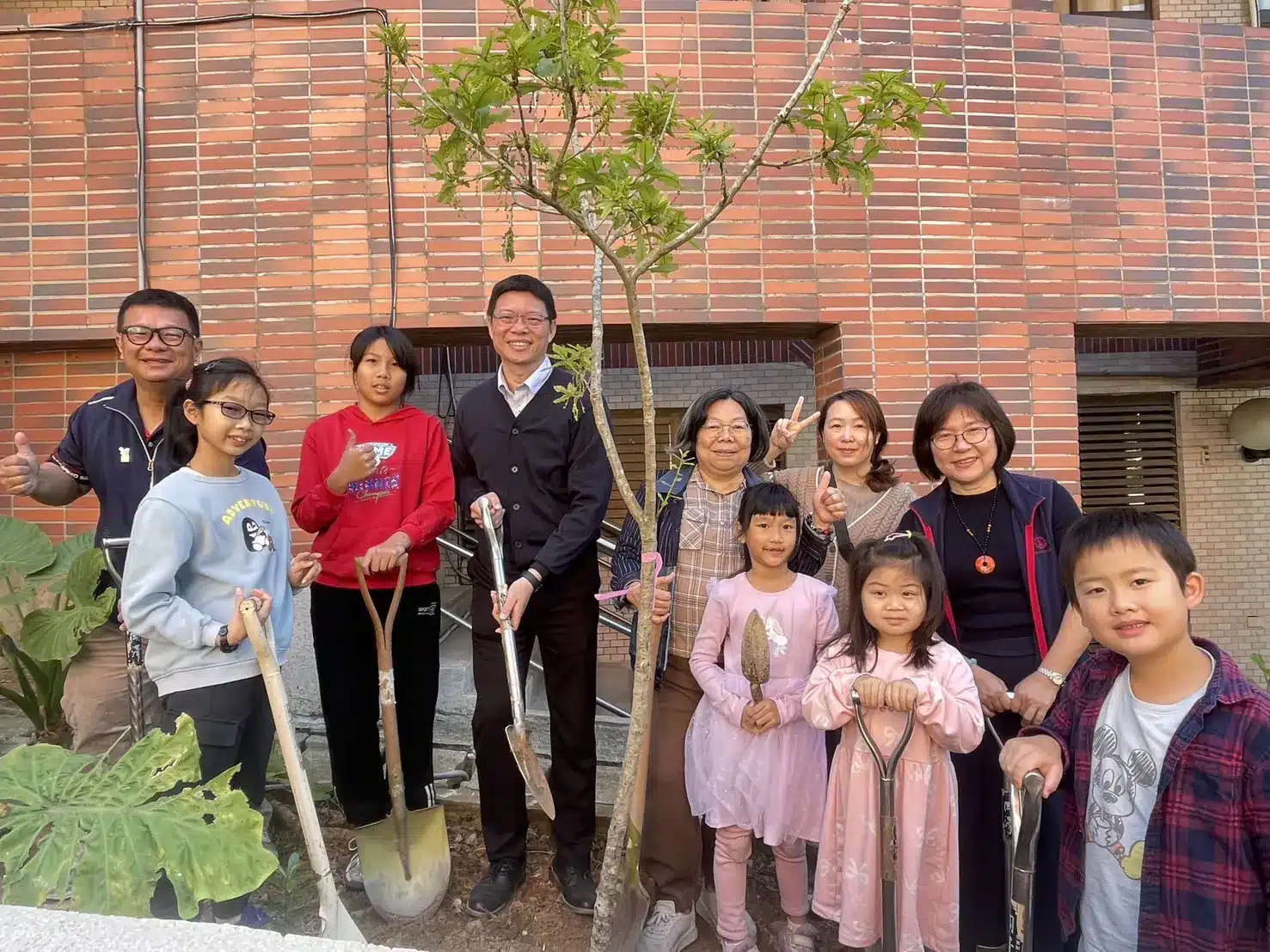 蘭潭國小植樹節種下臺灣原生樹 畢業生為母校留下綠色記憶 蘭潭國小植樹節種下臺灣原生樹 畢業生為母校留下綠色記憶