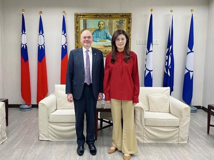 鄭麗文會見谷立言　雙方強調:兩岸關係應持續透過對話與和平發展來推進