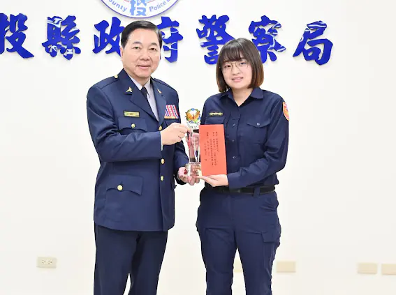 暖警波麗士主動出擊!延平所鄭巧希深入轄區媒合助學助貧 助失智長者寒冬返家 暖警波麗士主動出擊!延平所鄭巧希深入轄區媒合助學助貧 助失智長者寒冬返家