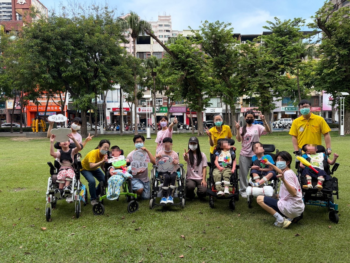 民生醫院飛象家園受虐併重症童走出家園　 大學生陪伴社區走讀觀察自然新體驗