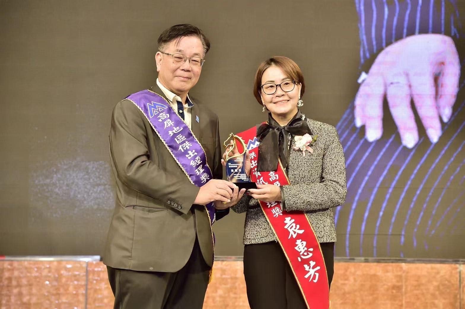 中山大學DBA實戰力發威　零壹科技袁惠芳榮獲高屏傑出經理獎