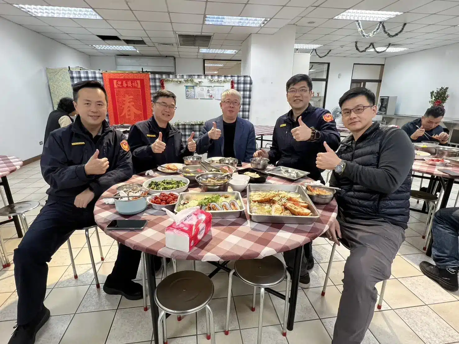 龍蝦、佛跳牆全上桌　中正一分局端出「痛風餐」犒賞員警