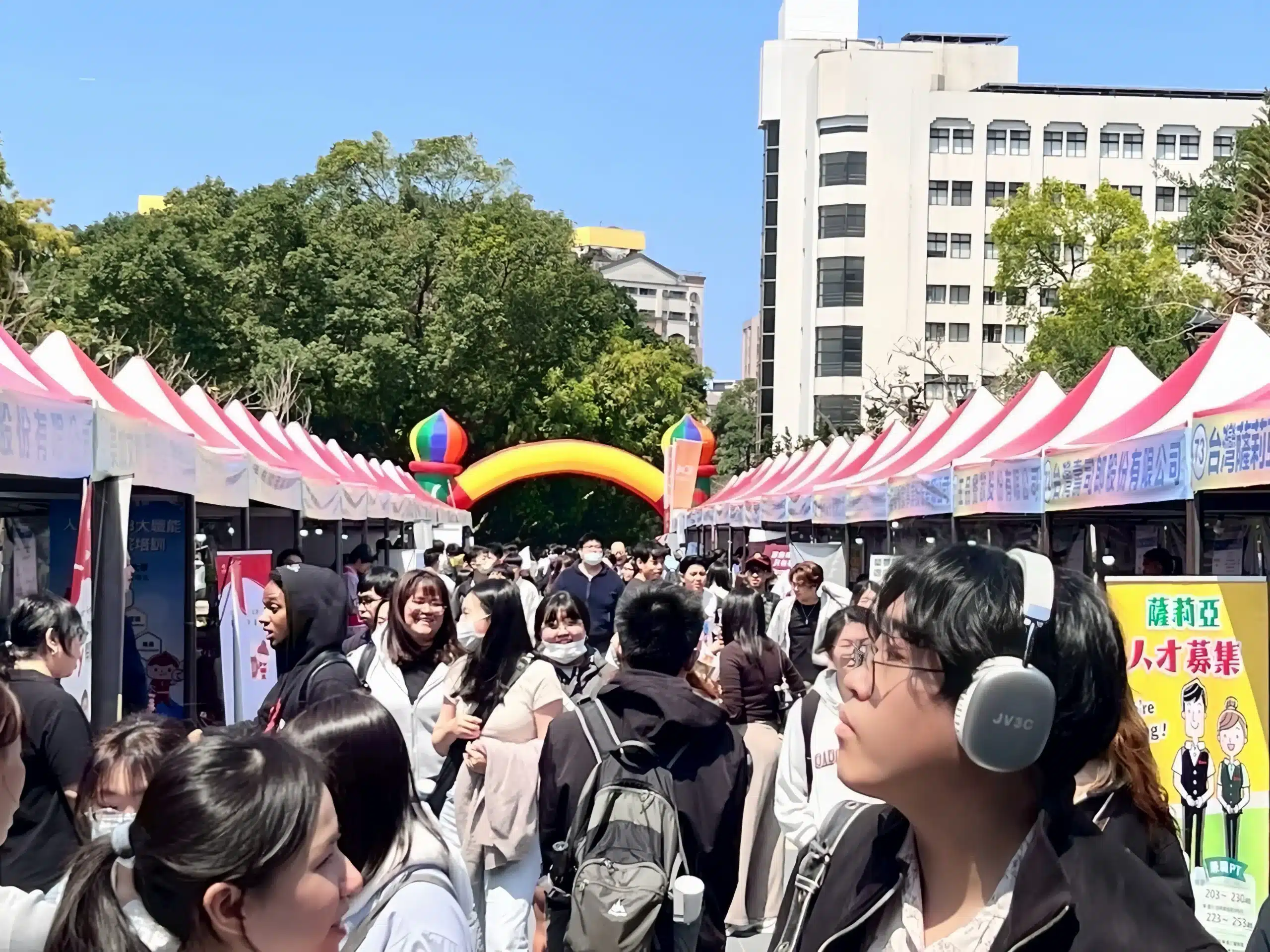 近百企業搶人才　新北校園就博會淡大首場開跑　初媒合率達51.4%