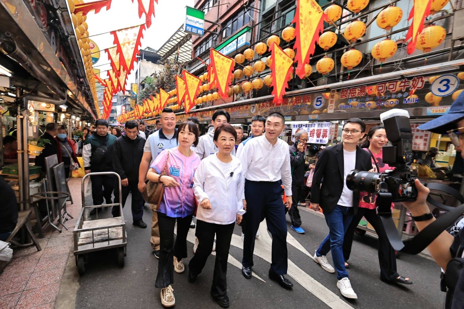 盧秀燕返鄉基隆奠濟宮贈匾　謝國樑陪逛廟口嚐小吃
