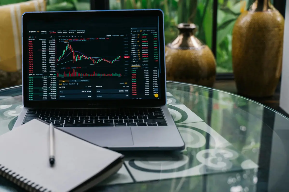 日圓變色龍效應！美股科技祭典背後的「日系 ADR 驚魂夜」  武田藥品逆勢突圍、出口雙雄慘淪重災區