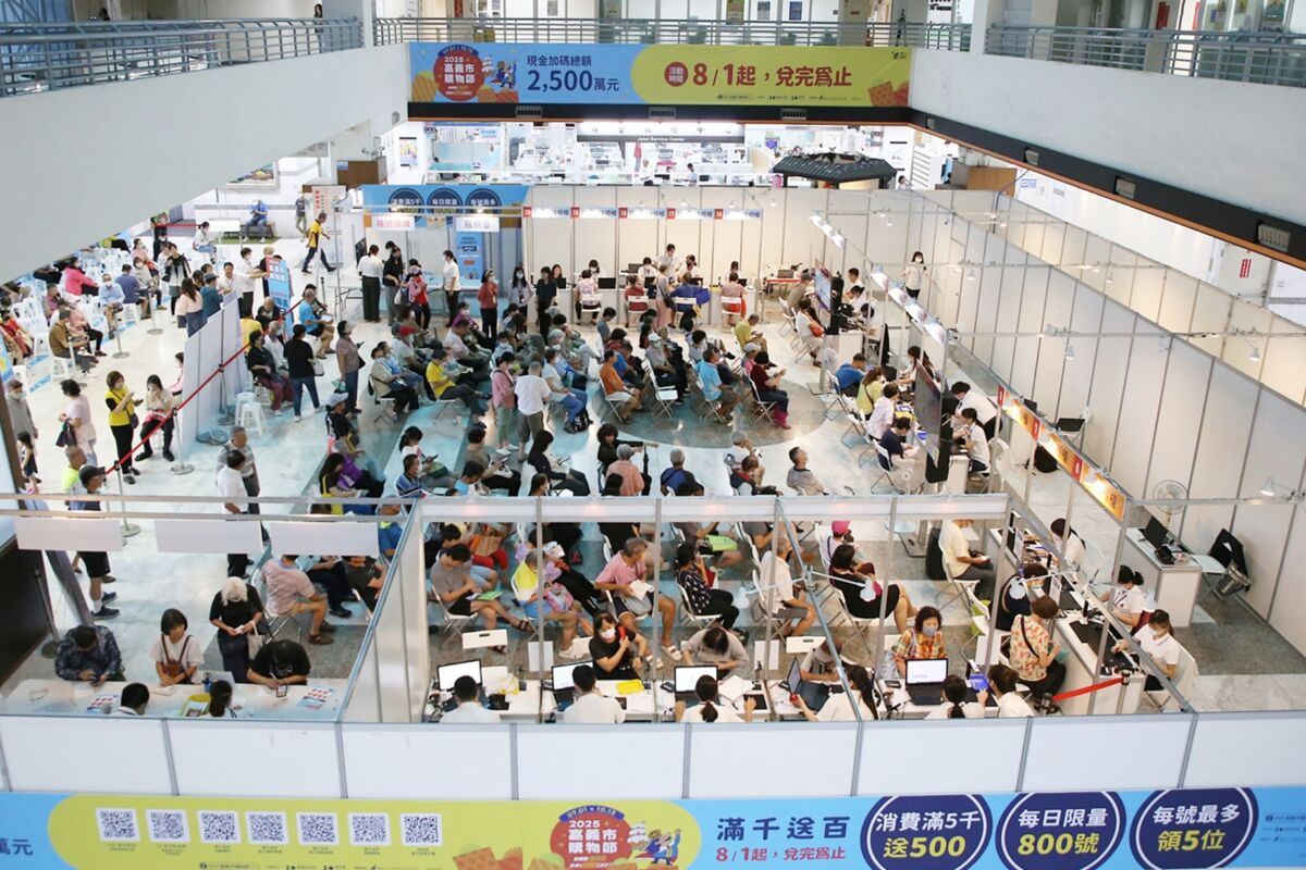 嘉義市購物節買氣火熱!發票登錄破億元 滿千送百8/3開跑 嘉義市購物節買氣火熱!發票登錄破億元 滿千送百8/3開跑
