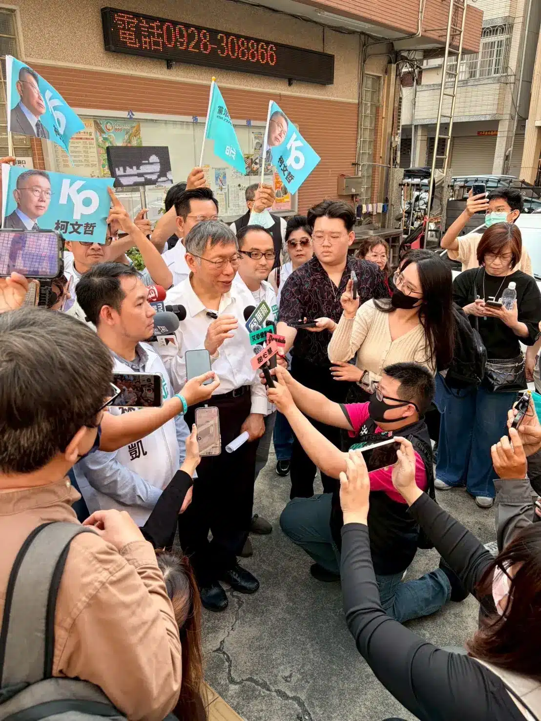 柯文哲南下高雄  以座談佈局年底選戰！交通、平權、高齡社會「人民才是政治的主體」