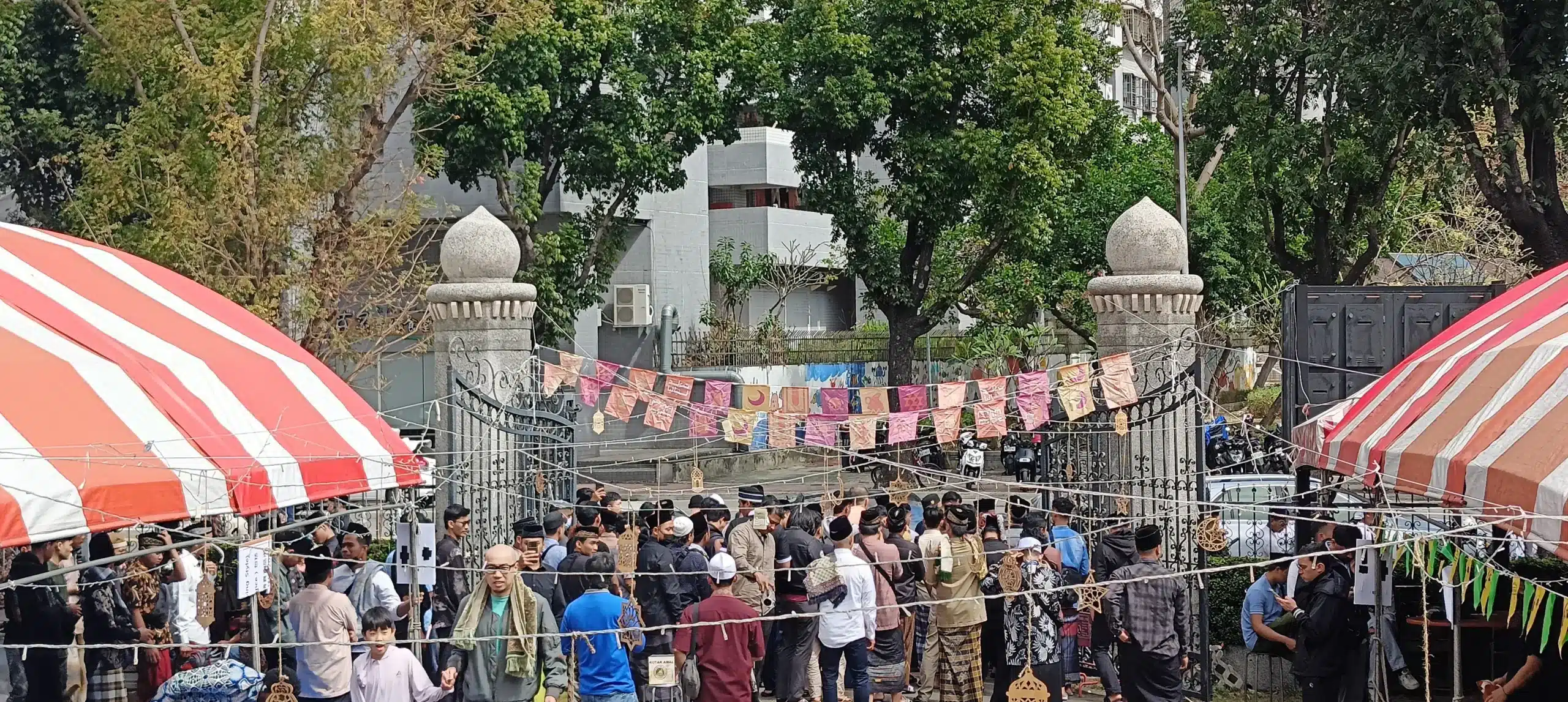 齋月第２場主麻＋２２８連假　千餘名穆斯林湧進台中清真寺禮拜