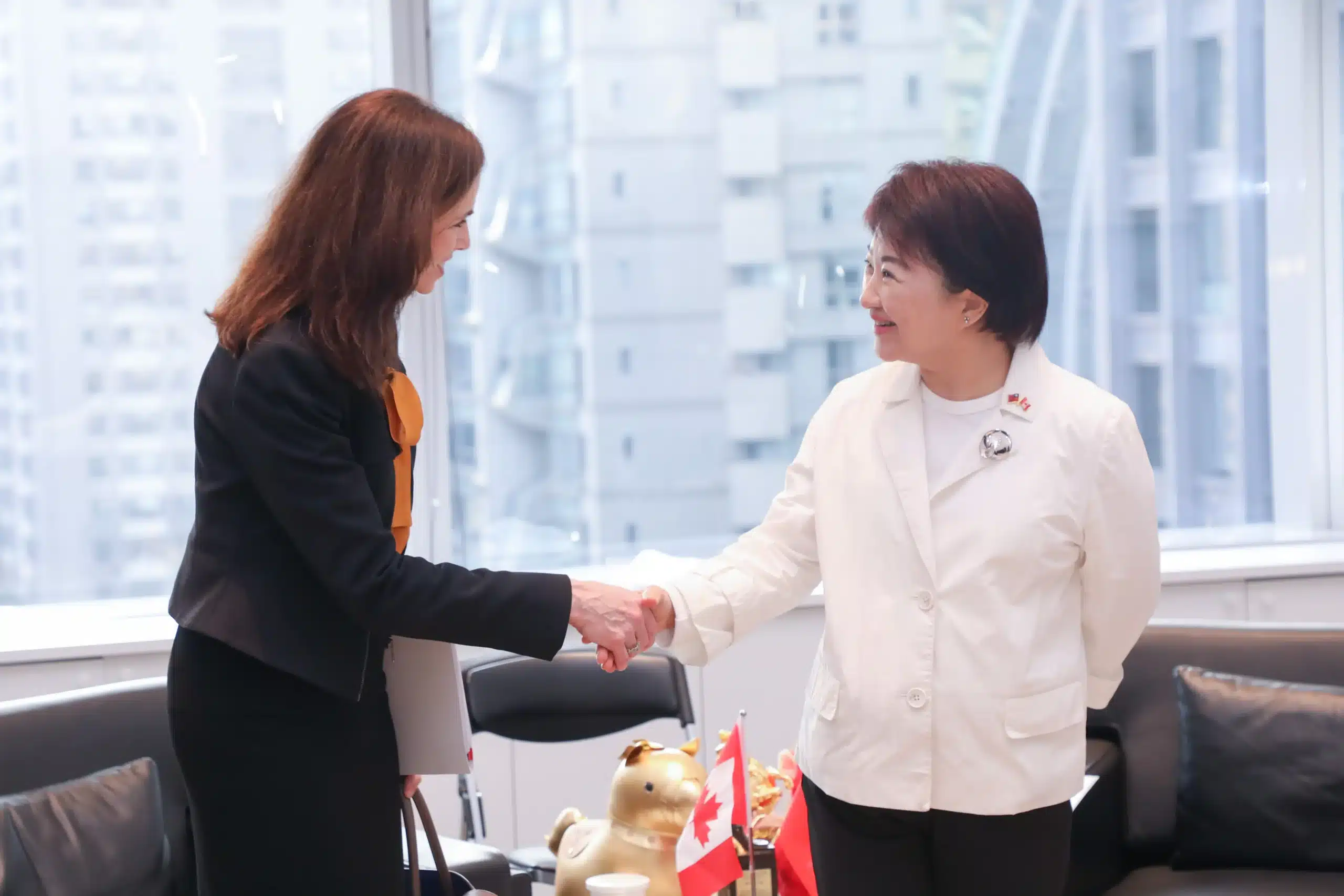加國駐台代表何曼麗盛讚台中宜居 盧市長感謝參與慶典助城市行銷 加國駐台代表何曼麗盛讚台中宜居 盧市長感謝參與慶典助城市行銷