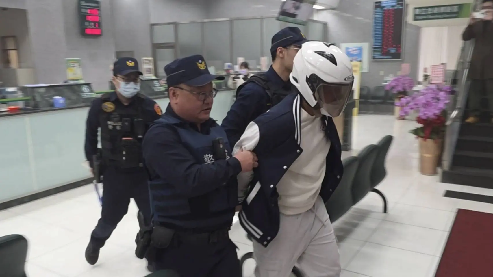 煙幕彈震撼演練　南港警防搶阻詐民眾過好年