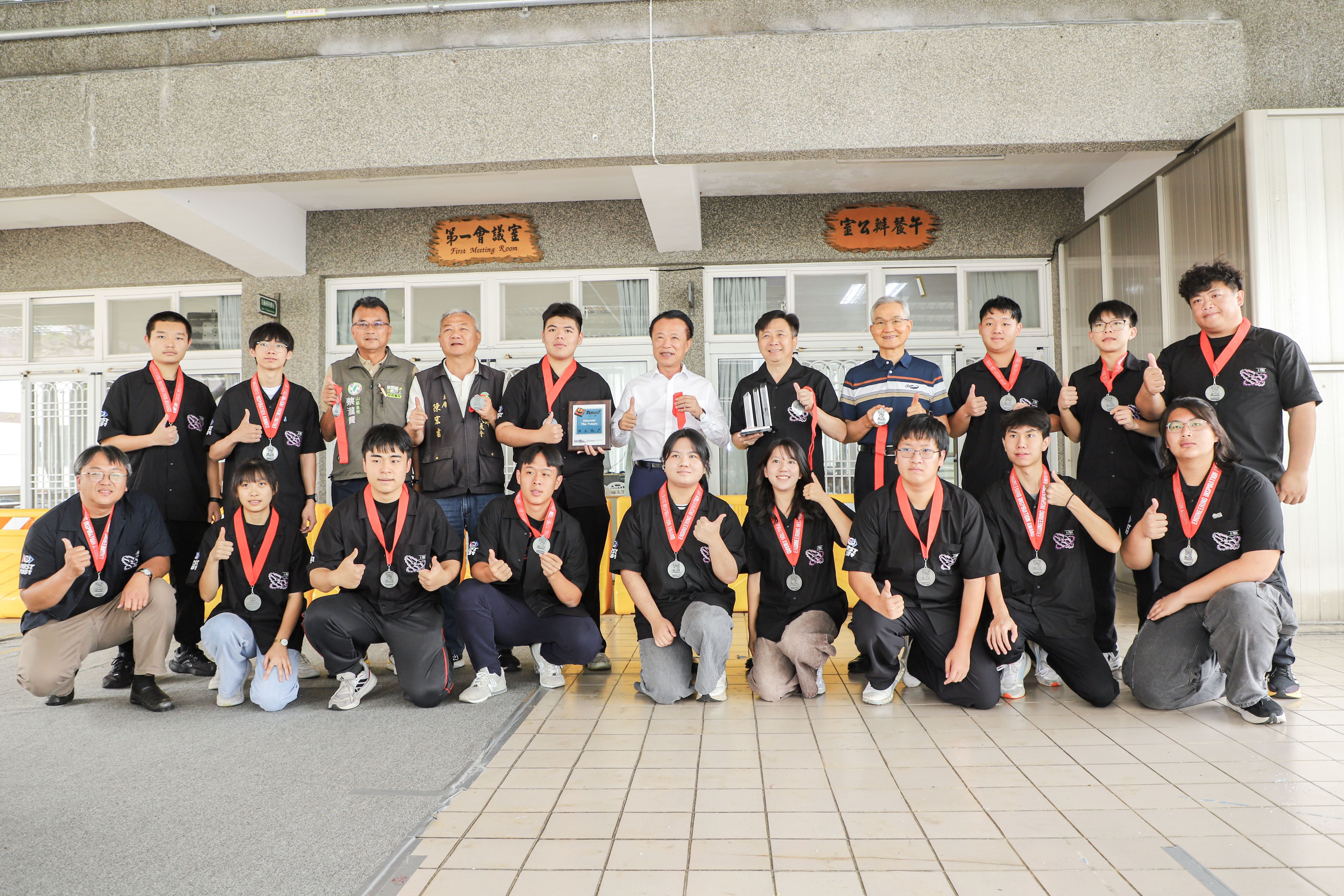 竹崎高中機器人代表隊FRC7551闖進世界賽　翁章梁關心學子備戰情形
