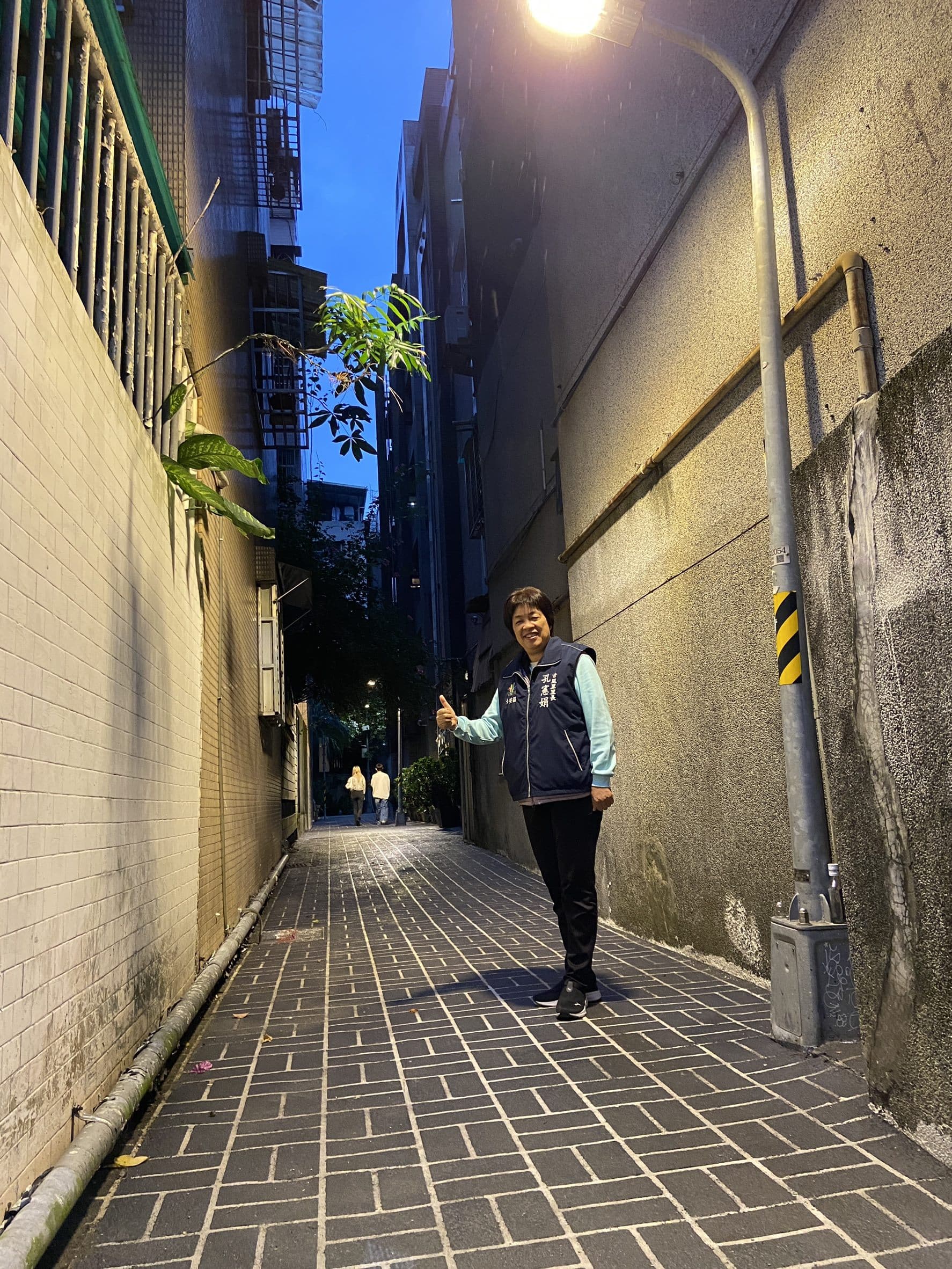 北市大安區古風里新亮點　黑色壓花地坪讓老巷弄俐落變身