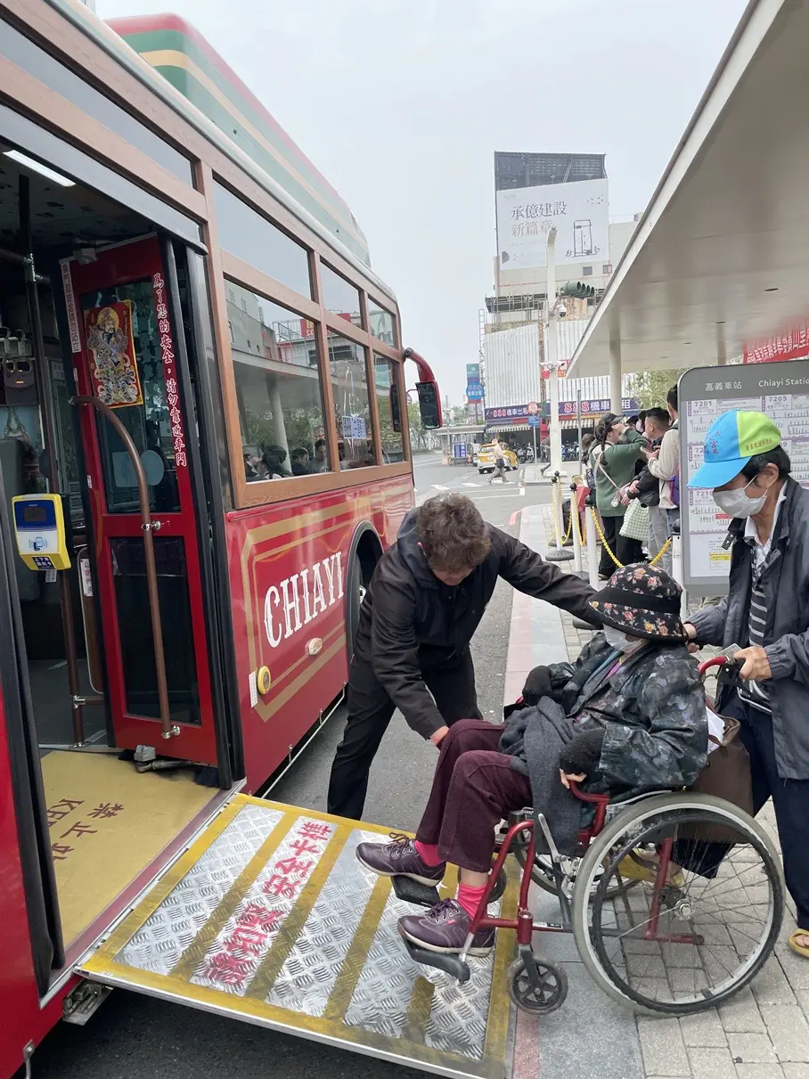 掃碼投票抽好禮！嘉義市電動公車人氣駕駛選拔開跑