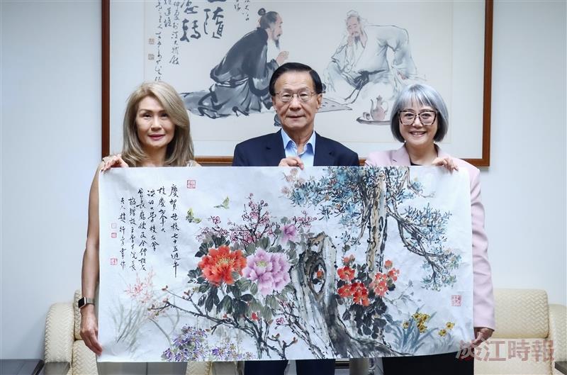 加拿大淡江校友會贈畫母校75週年　談往事　葛煥昭校長、崔麗心驚喜認親
