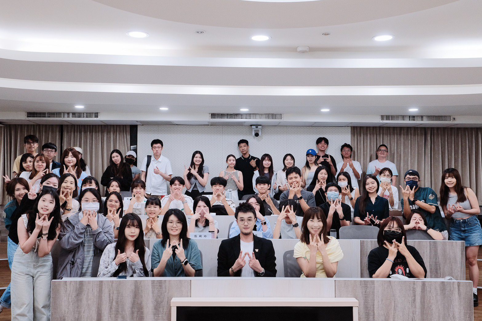 應國立中山大學行銷傳播研究所邀請 潘偉亷顧問講授『那些失敗行銷教會我的事』