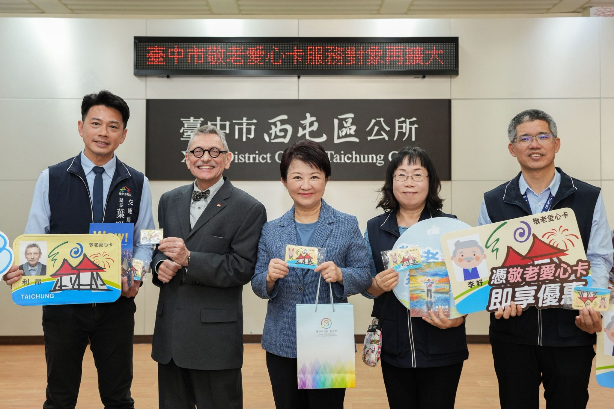 外籍長輩也受惠！　盧市長贈利昂爺爺台中敬老卡 體驗六都最優惠服務