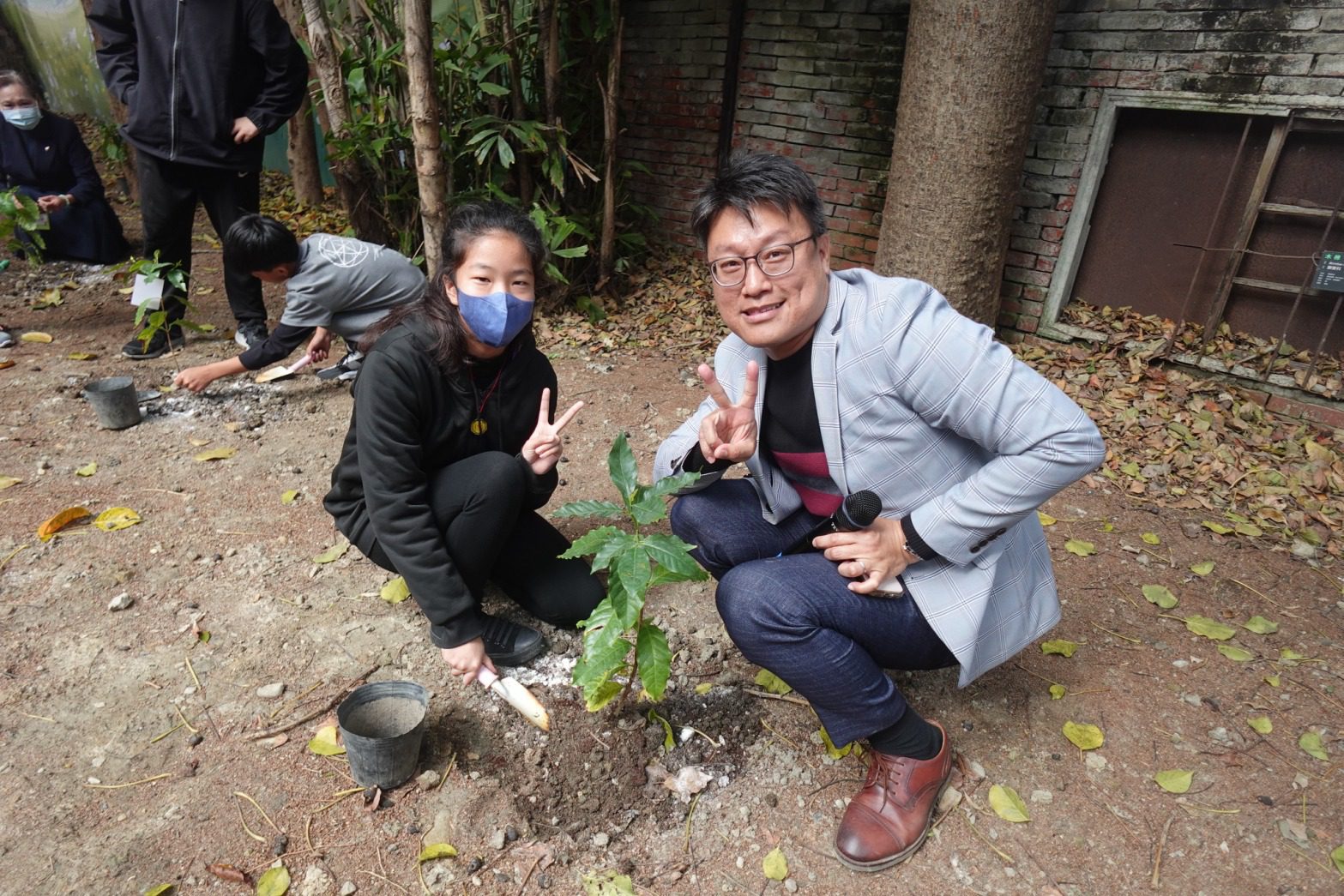 中市教育局推動淨零綠校園 　槺榔國小植樹節齊心種樹護地球