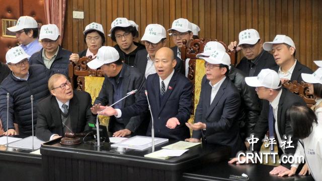 綠委佔主席台無法進行質詢　韓國瑜宣布休息