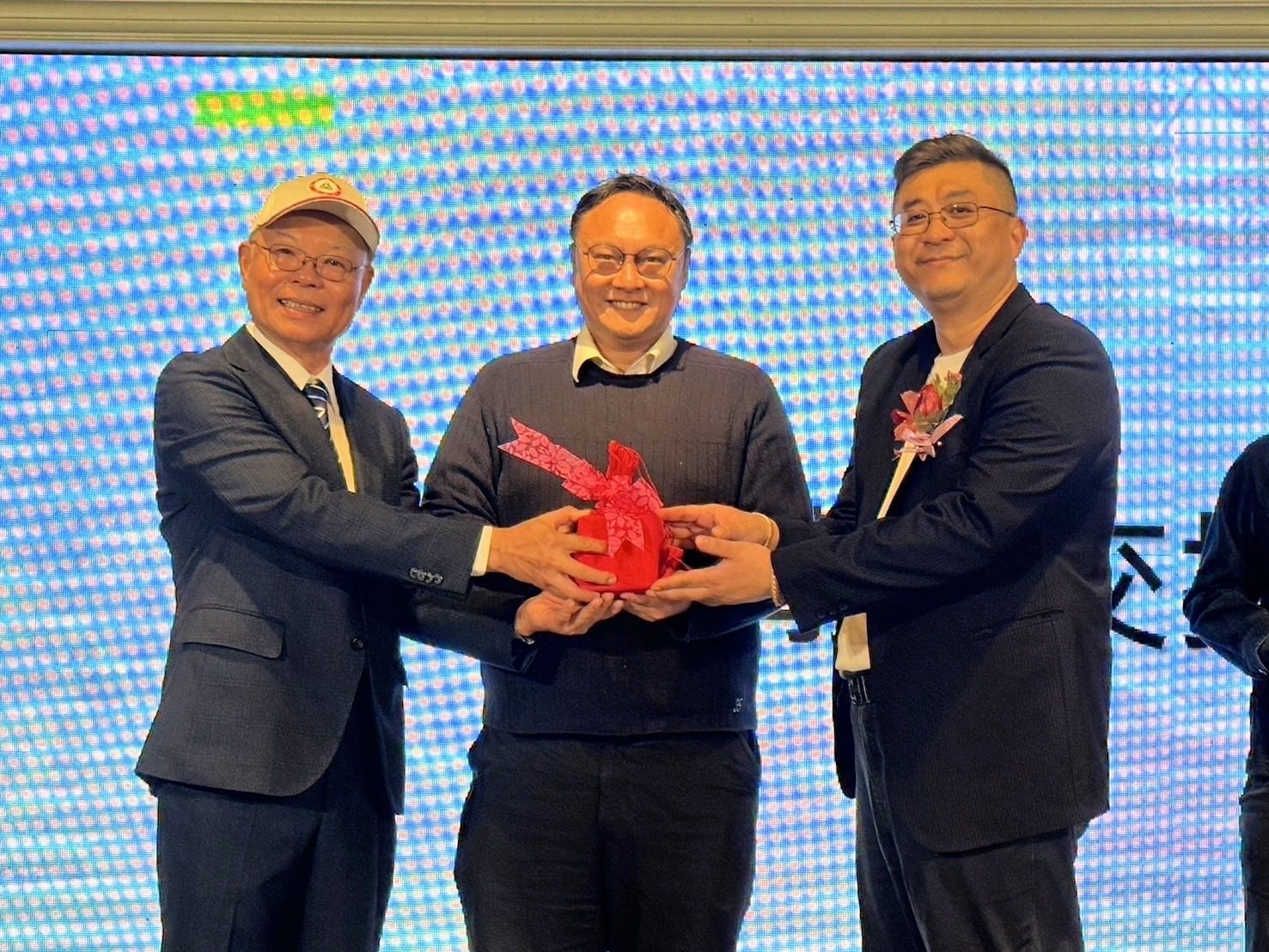 台中市南投縣同鄉會理事長交接 鄭副市長祝賀鄉誼永在 台中市南投縣同鄉會理事長交接 鄭副市長祝賀鄉誼永在