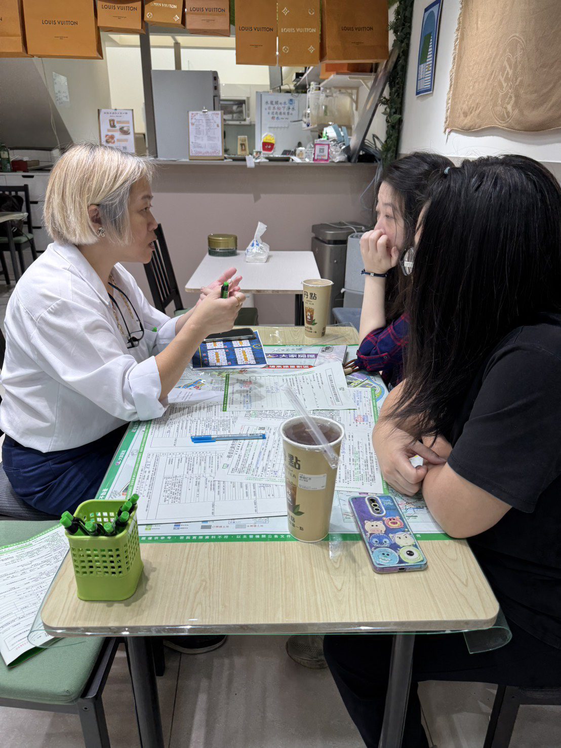 時序入秋，天氣漸漸轉涼，大邱房仲企業引入「丹點滾一鍋」，顛覆傳統房仲洽談流程，搭配星級水準的燴飯，讓相關房仲業務融入溫度及人性。 照片大邱企業提供