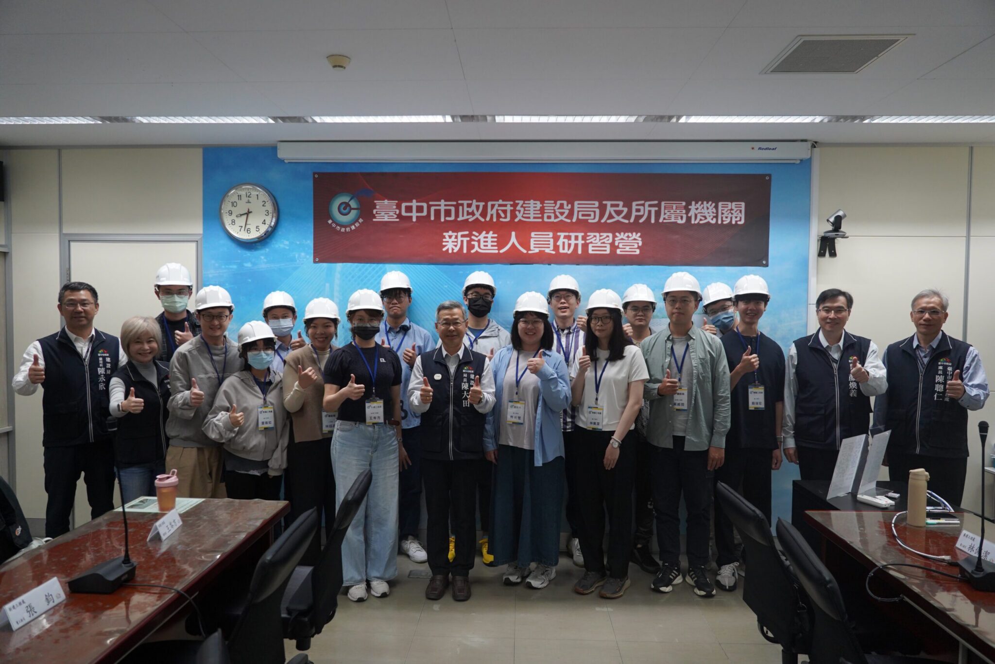 贈帽傳承使命! 中市建設局新進人員研習營 燃起城市建設新火花 贈帽傳承使命! 中市建設局新進人員研習營 燃起城市建設新火花