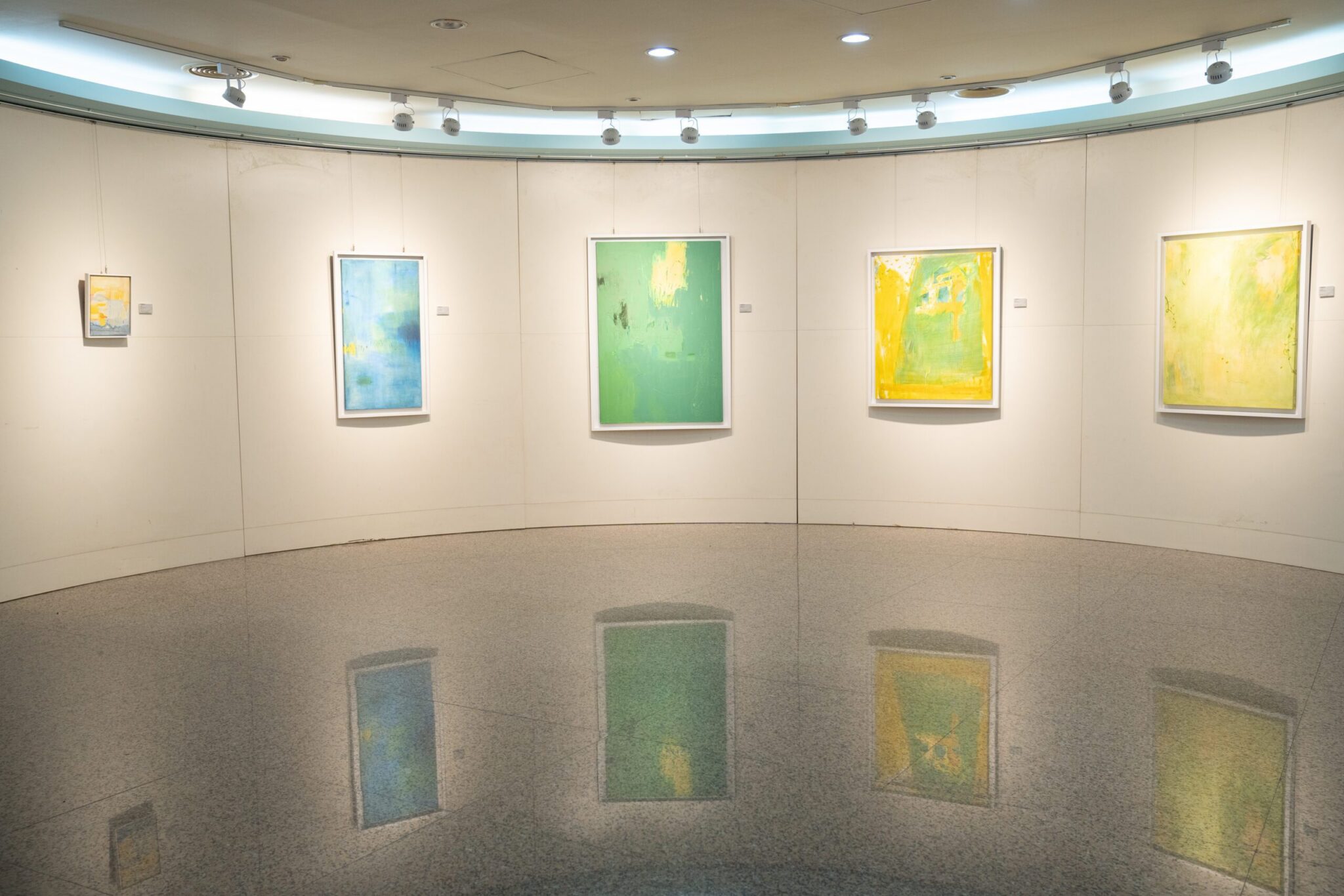 愛瑪蓮老師「雲野笙歌II」藝術作品展,在高醫大A館藝廊展出。