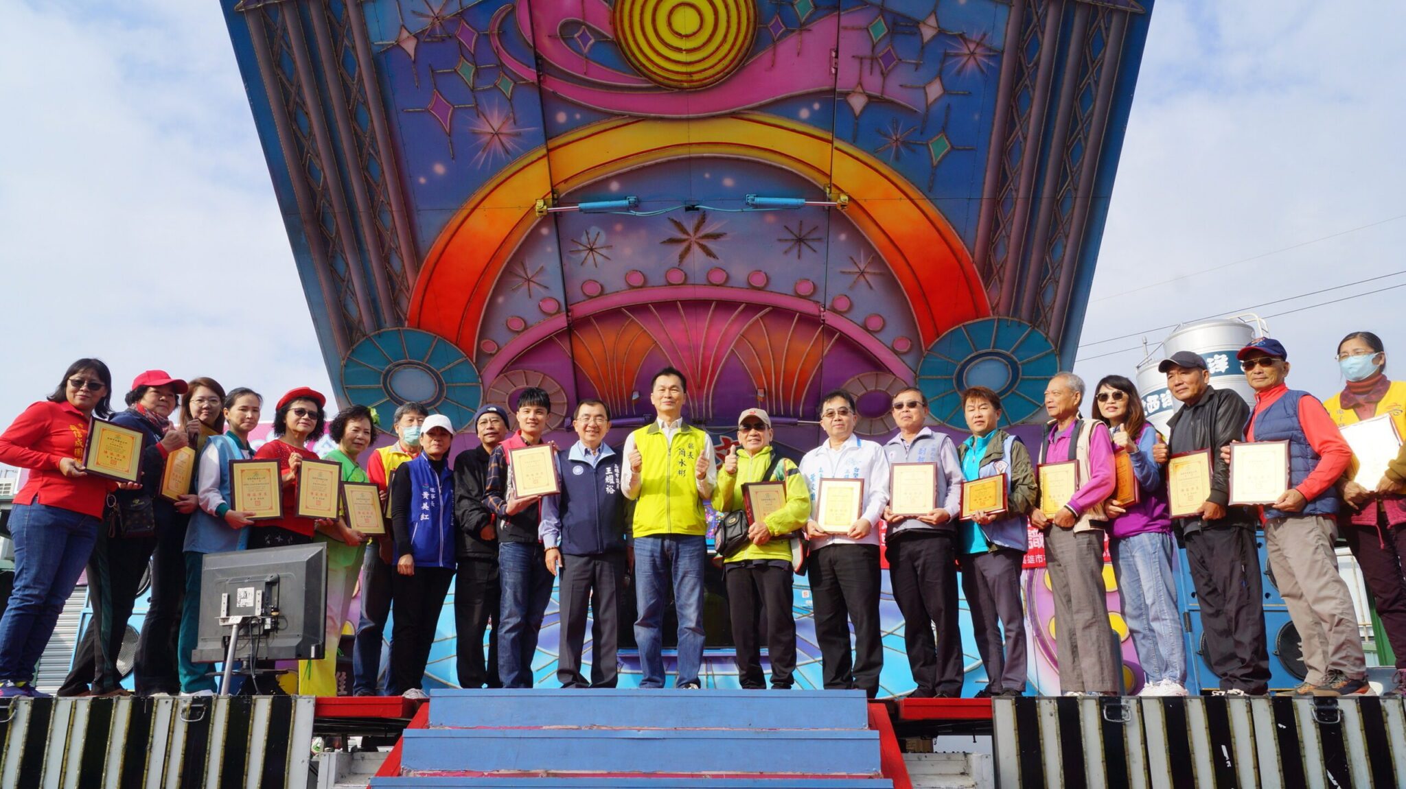 台灣中油公司石化事業部今攜手林園區公所、林園里政會,舉辦「林園有愛~歲末送溫情」寒冬送暖活動。中油提供