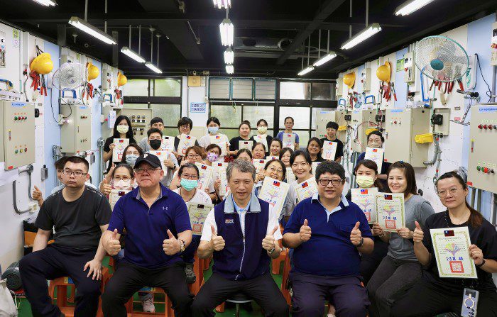 新北職訓與黎明技術學院 室內配線女性優先班結訓 28位女性水電師傅報到 新北職訓與黎明技術學院 室內配線女性優先班結訓 28位女性水電師傅報到