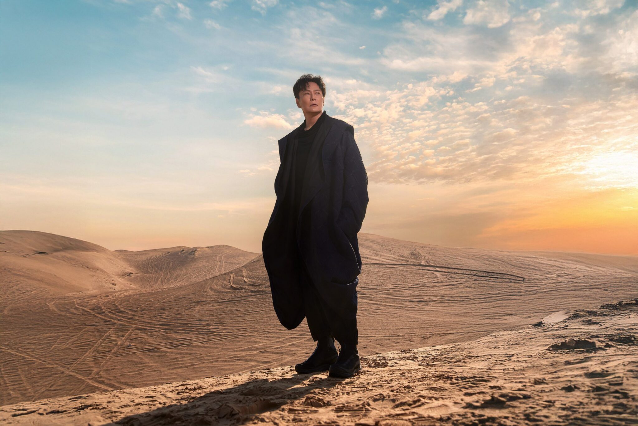 張信哲杜拜沙漠拍攝MV 不畏逆境沙塵暴中壯烈完成 張信哲杜拜沙漠拍攝MV 不畏逆境沙塵暴中壯烈完成