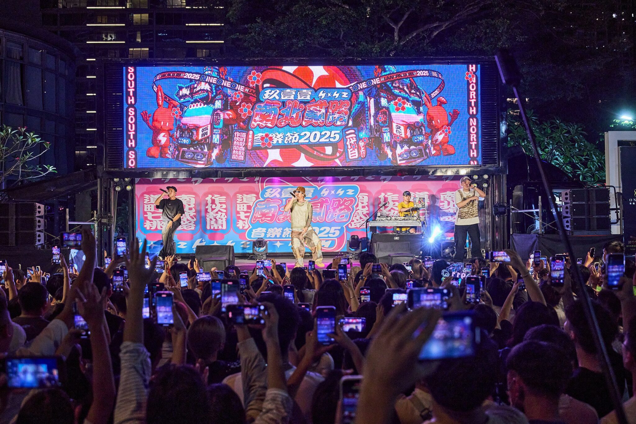 玖壹壹魅力火爆 把街頭變成大型音樂會 粉絲癱瘓台中老虎城 玖壹壹魅力火爆 把街頭變成大型音樂會 粉絲癱瘓台中老虎城