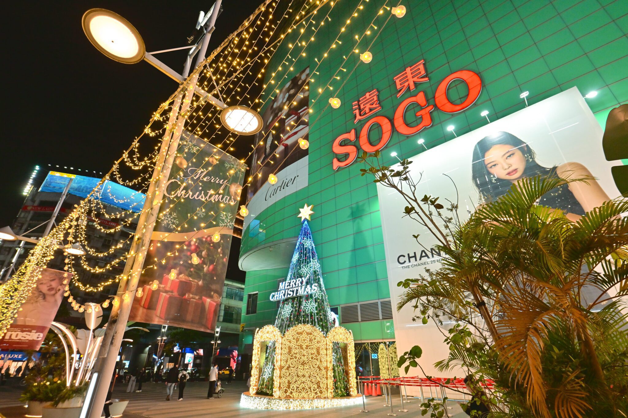 台北化身耶誕光影城！16大百貨聯手點亮街區　每週展演、集章抽獎浪漫玩到年底