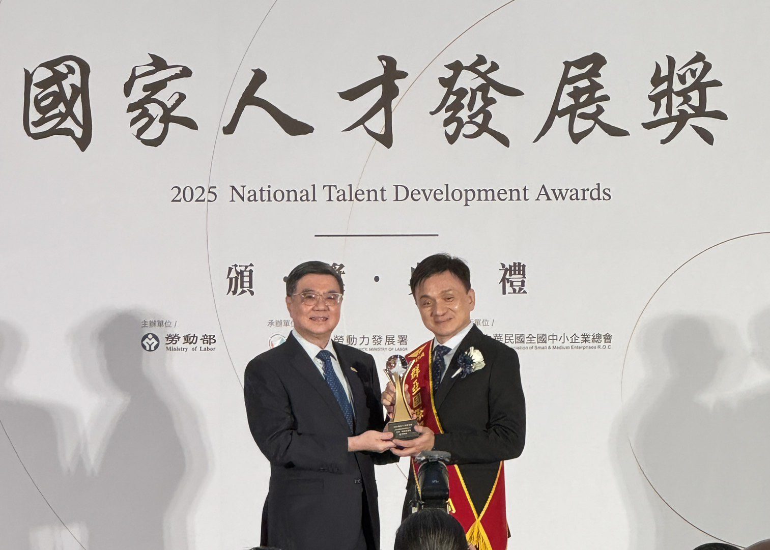 「國家人才發展獎」揭曉 雲嘉南分署輔導有成 群亞國際首創「AI影音生態系」獲肯定