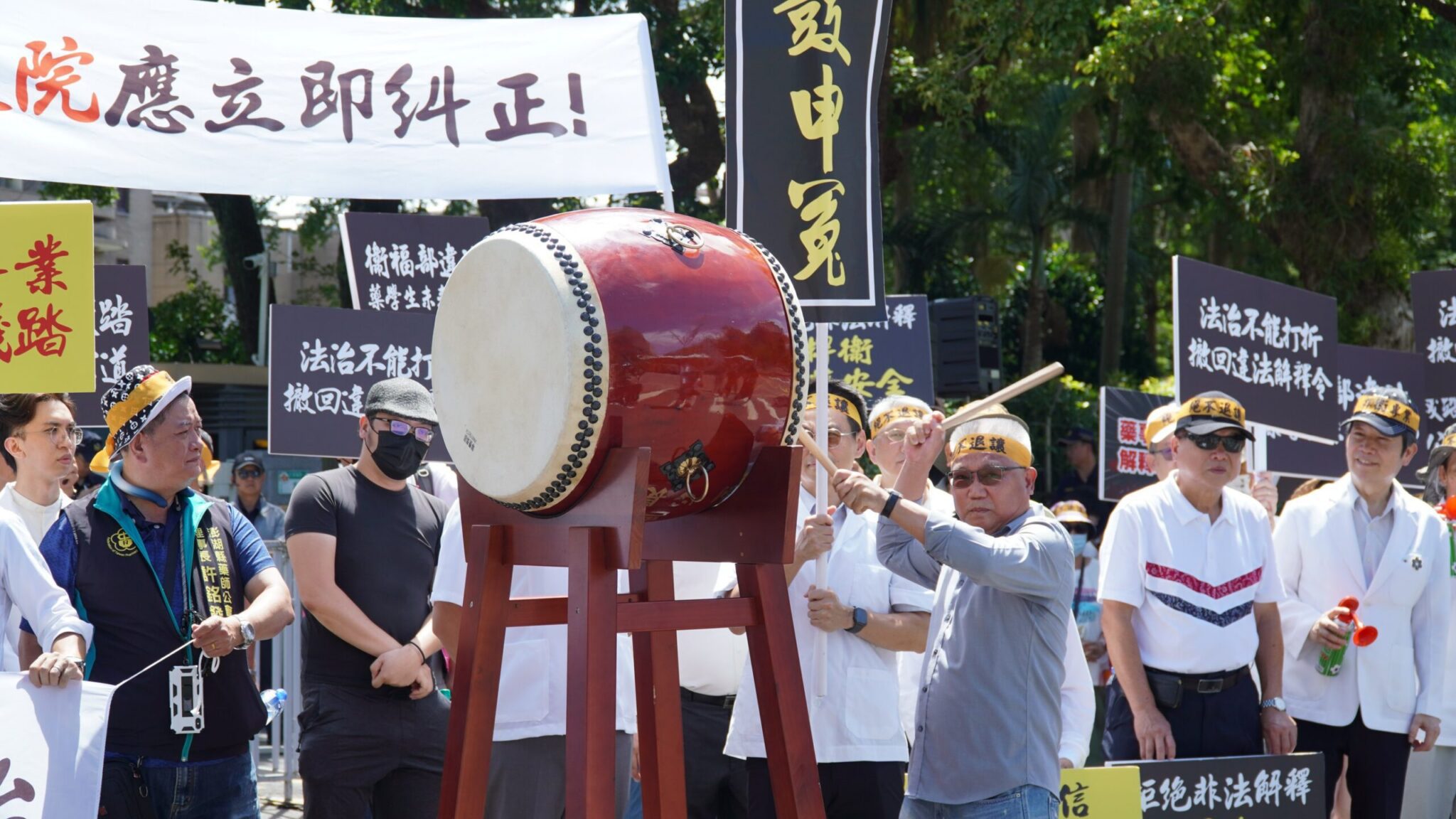 痛批違法解釋令　藥界擊鼓轟衛福部　藥學生：讀的書有意義嗎？