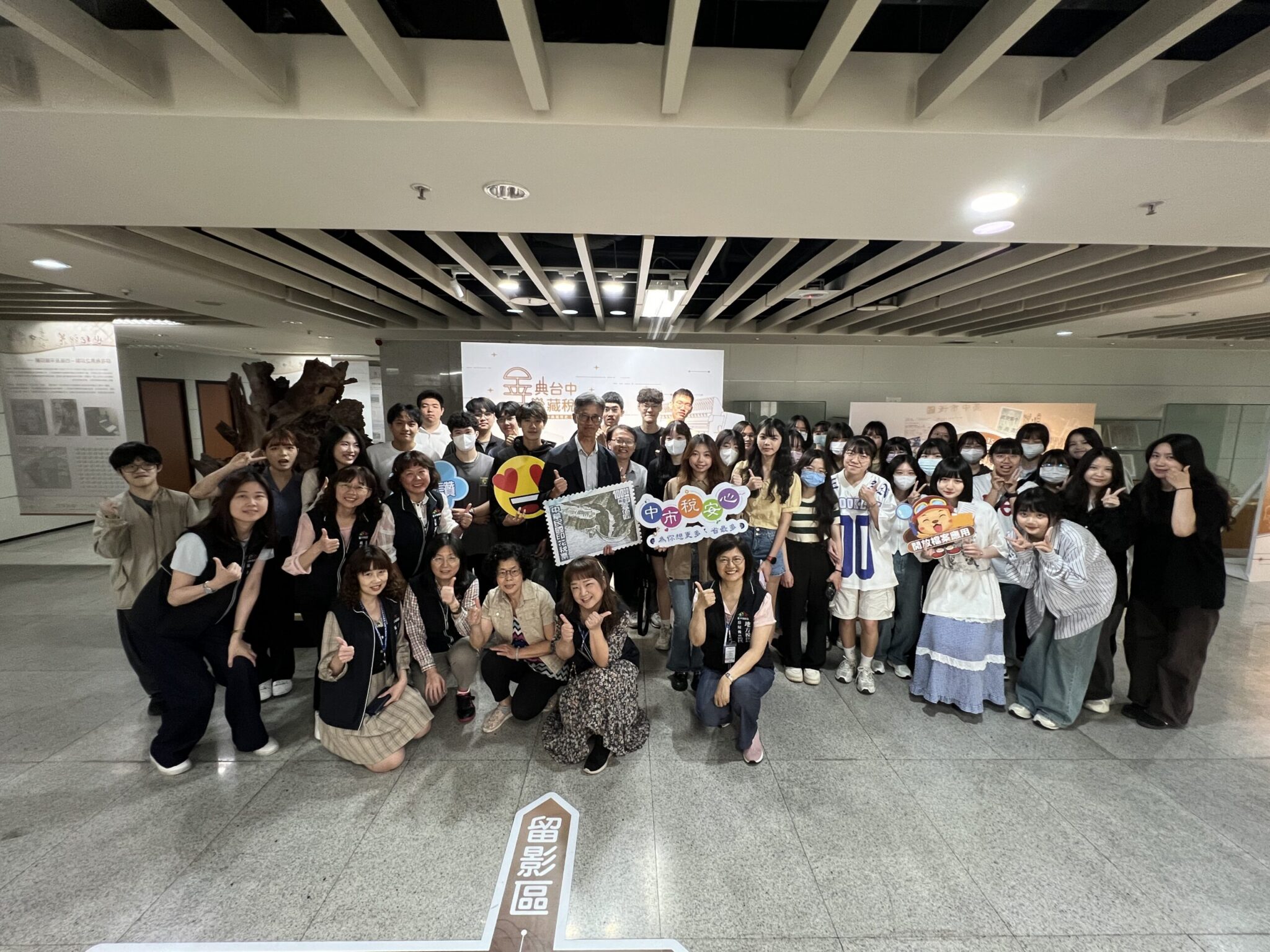 深入了解稅務歷史及現代服務　台中科大師生走出校園參觀中市地稅局「金典台中 檔藏稅史」展覽