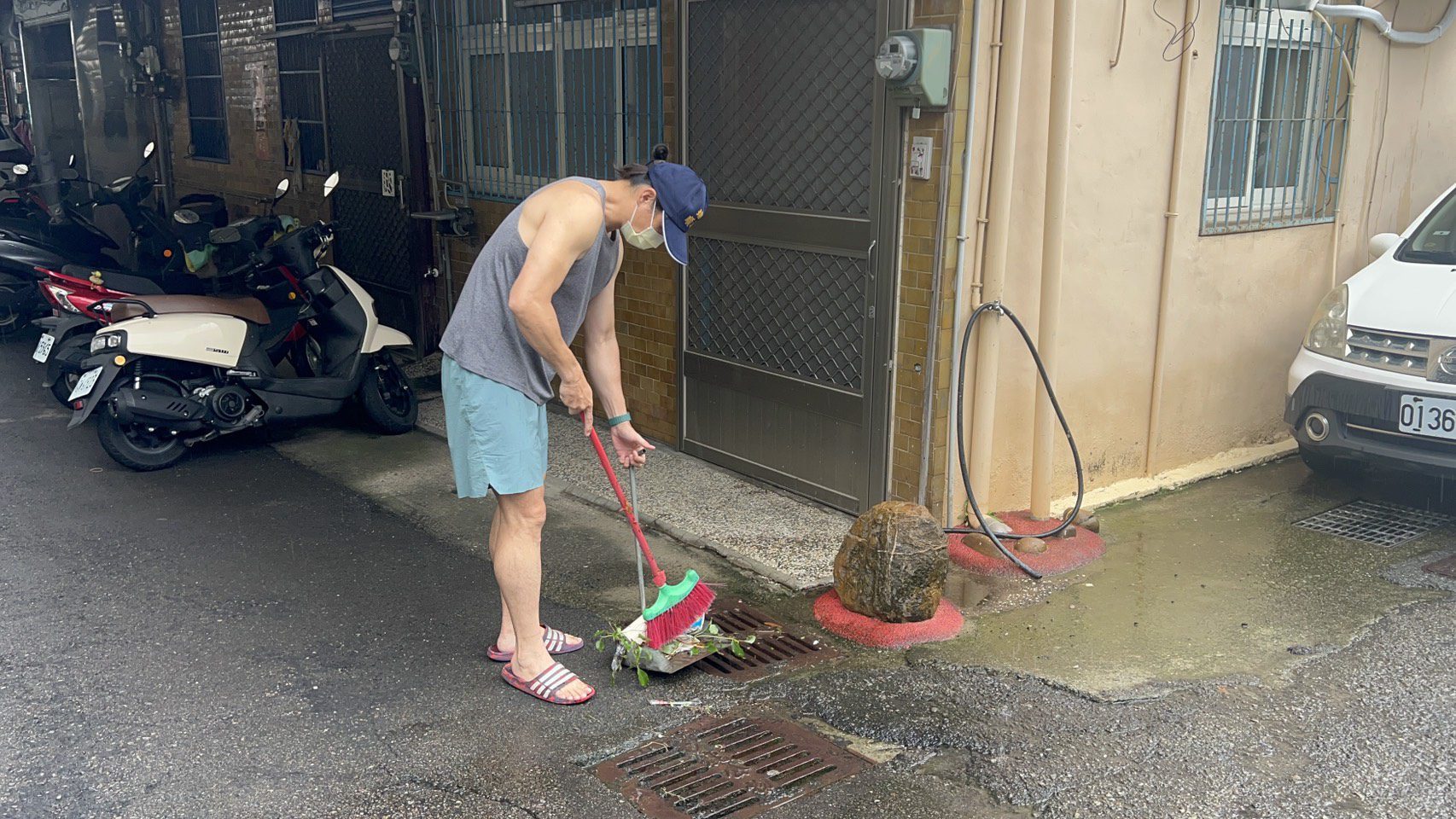 環保局清潔隊員日夜不歇加強清溝　籲民眾發揮舉手之勞共同維護居住環境