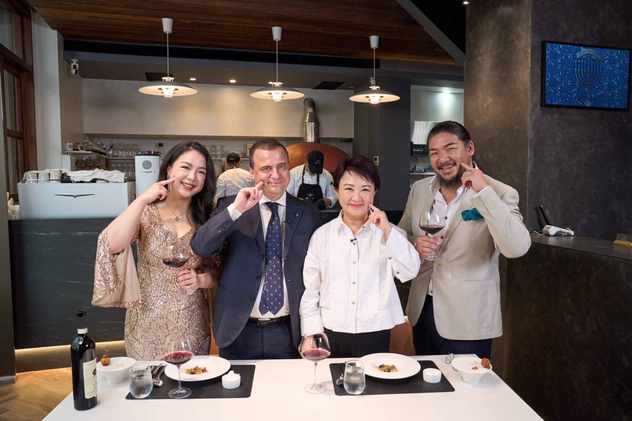 共享鍋烤歡樂時光！　盧秀燕邀義大利駐台代表入鏡「台中鍋烤節」形象影片