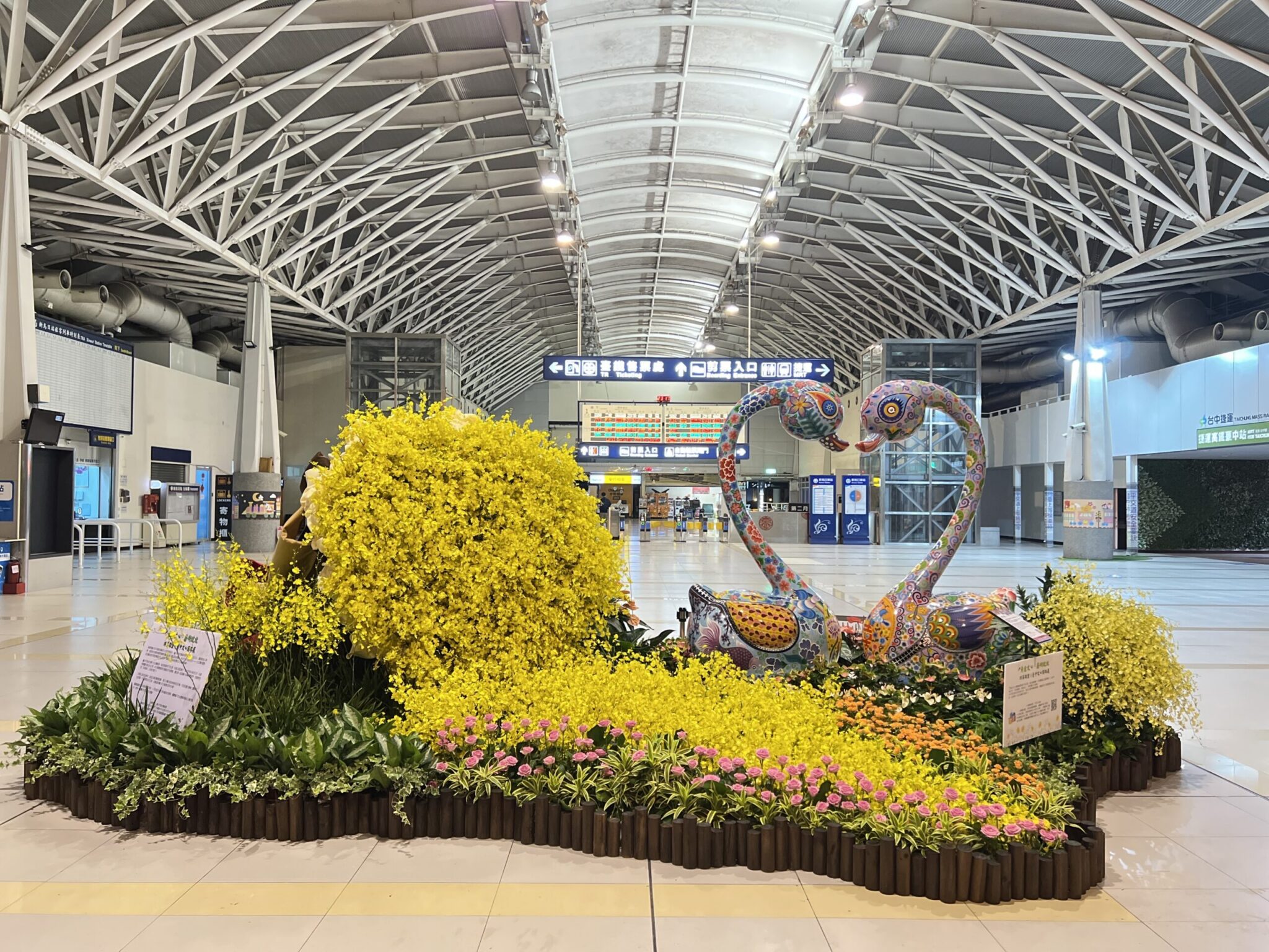 在地花卉藝術妝點清泉崗機場！　洪易雕塑x台中文心蘭跨域聯展登場