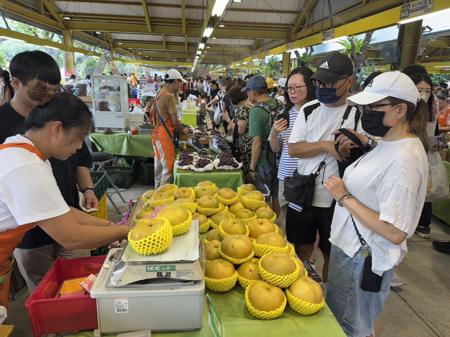 台中市優質葡萄、水蜜桃、高接梨於台北希望廣場展售　中市農業局力邀民眾選購優質農產品
